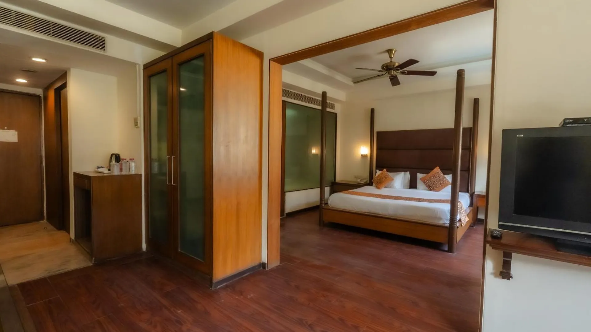 Hotel The Sky Imperial, Udajpur